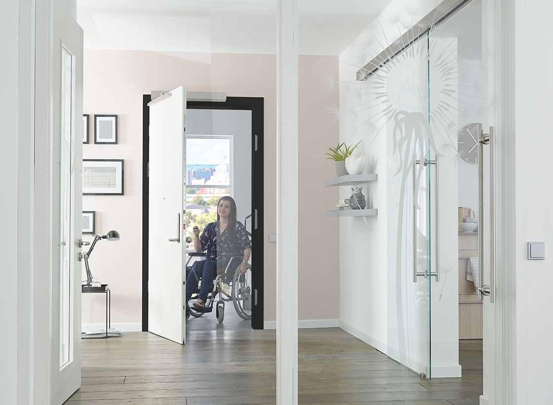 Magazin Beitrag Barrierefreie Türen Rollstuhlfahrerin Magazin Beitrag Barrierefreie Türen Rollstuhlfahrerin