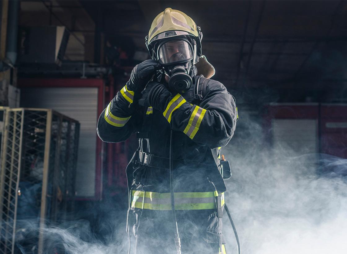 Magazin Beitrag Rauchschutz Feuerwehrmann Web